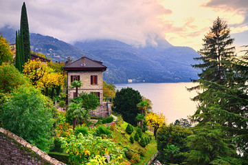 Fototapety  Luksusowa willa i ogród nad jeziorem Como w Mediolanie, Włochy