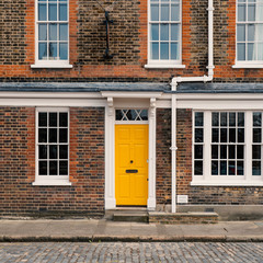 Fototapeta na wymiar Yellow door in London. 