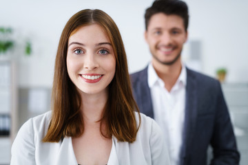 erfolgreiche junge leute im unternehmen