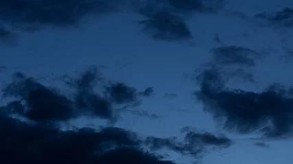 Selbstklebende Fototapete Nacht Schwarze Wolke im Hintergrund des dunklen Nachthimmels