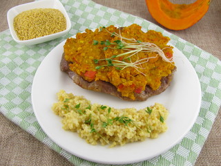 Steak mit Kürbiskruste und Sprossen