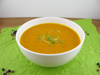 Kürbissuppe mit Sahne und frischen Sprossen