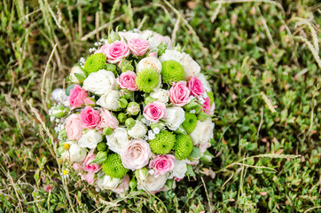 Obraz na płótnie Canvas wedding bouquet on grass