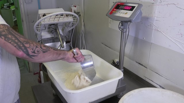 metering and weighing of wheat flour