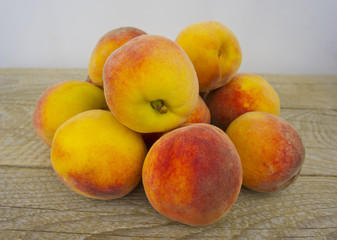 Fototapeta na wymiar fresh peaches on wood background