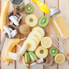 Frische Fruechte und Kokosmilch