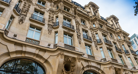Façade d'un immeuble parisien sur les Champs-Élysées, la plus belle avenue du monde à Paris en France - obrazy, fototapety, plakaty