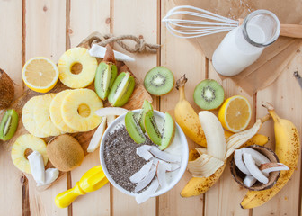 Frische Fruechte und Kokosmilch