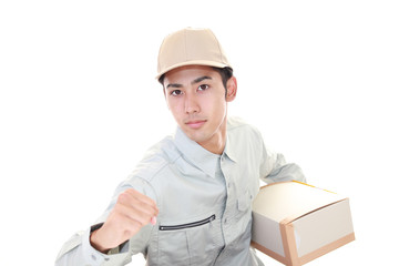 荷物を運ぶ宅配人