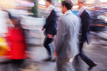Geschäftsleute unterwegs in der Stadt in Bewegungsunschärfe