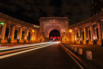 Nachtfotografie vom Triumphbogen mit Colonnaden an der Manhattan Bridge in Manhattan, NYC