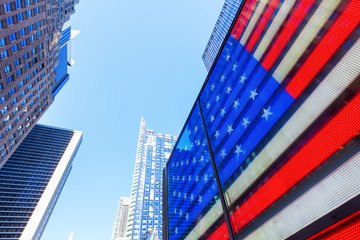 amerikanische Neon-Flagge am Times Square in Manhattan, New York City