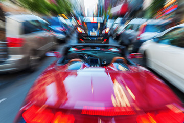 Bild mit kreativem Zoom-Effekt von einem Cabrio im Stadtverkehr