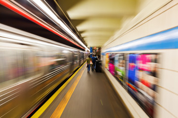 Bild mit kreativem Zoomeffekt einer U-Bahn-Sation in Manhattan, NYC