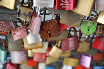 Vorhängeschlösser von verliebten Paaren an der Hohenzollernbrücke in Köln
