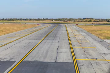 Papier Peint photo autocollant Aéroport empty runway at the airport