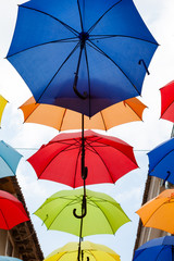 Bunte Regenschirme im Himmel