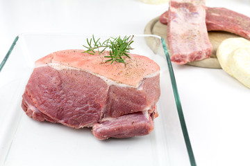 Rohes Schweinefleisch am Stück - der Schweinebraten mit Kruste