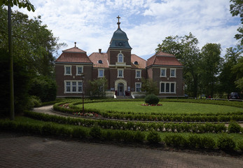 Neuharlingersiel mit Hafen, Strand und historischen Ortskern, Os