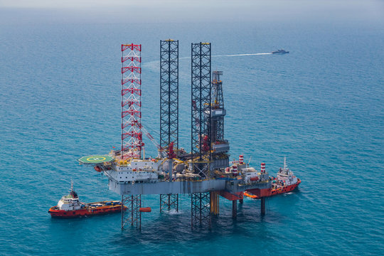 Offshore oil rig drilling platform