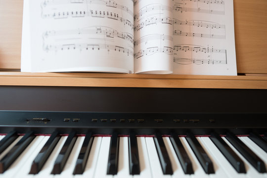 Piano und Musiknoten