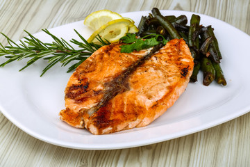 Grilled salmon with green beans