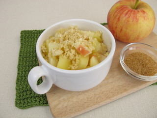 Crumble Mug Cake mit Apfel, Zimt und Zucker