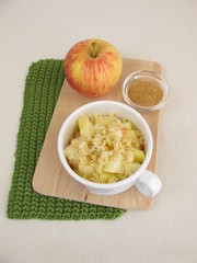 Crumble Mug Cake mit Apfel, Zimt und Zucker
