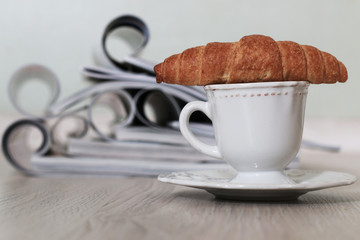 Magazines coffee croissant