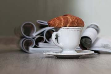 Magazines coffee croissant
