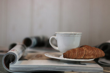 Magazines coffee croissant