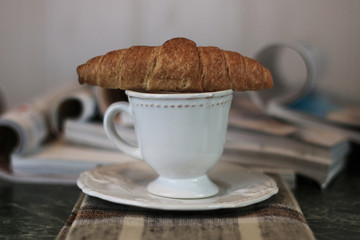 Magazines coffee croissant