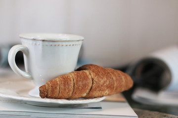 Magazines coffee croissant