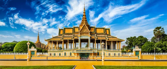 Zelfklevend Fotobehang Phnom Penh Royal Palace complex © Dmitry Rukhlenko