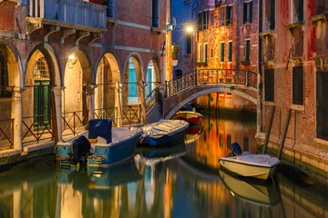 Fototapeten Nachtseitlicher Kanal und Brücke in Venedig, Italien © Kavalenkava