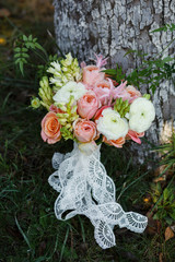 Obraz na płótnie Canvas Beautiful wedding bouquet of white and pink roses. closeup