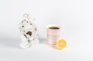 Obraz na płótnie Canvas hot tea with lemon and candlestick