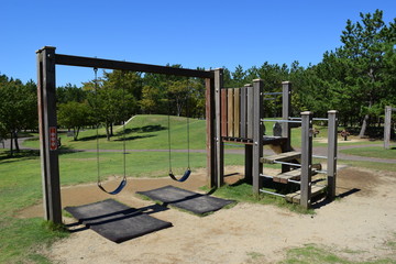 木製の遊具／山形県庄内地方の運動公園で、木製の遊具を撮影した写真です。