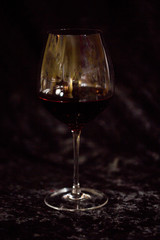 Weinglas auf schwarzem Hintergrund