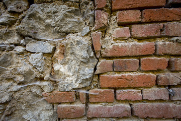 Alte Mauer aus Ziegeln und Steinen