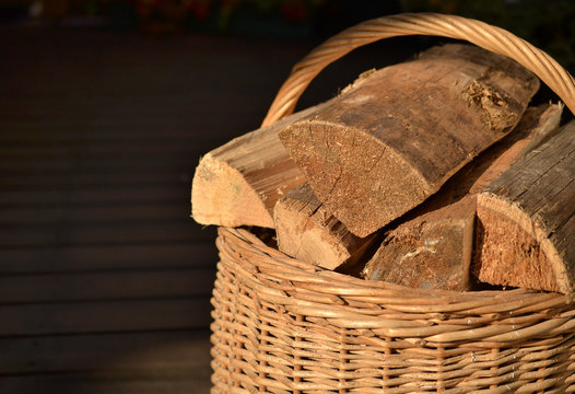 Korb mit Holz