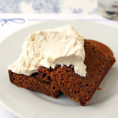 honigkuchen mit crème chantilly