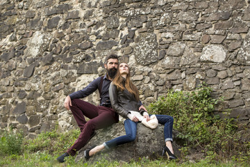 Fototapeta premium Couple near stony wall