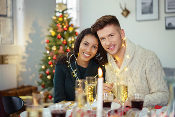 verliebtes paar beim weihnachtsessen