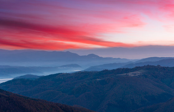 Fototapeta Colorful sunset  in the autumn mountains.