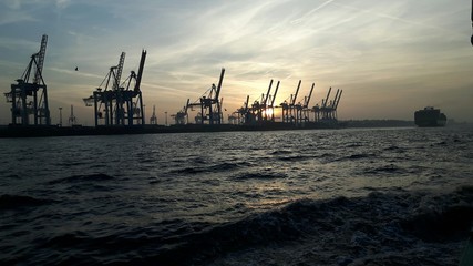 Fototapeta na wymiar Hamburg Containerhafen abendrot