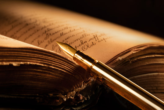 penna stilografica con libro antico