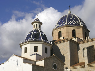 Iglesia de Altea con tejado azul