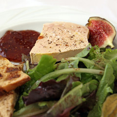 salat mit entenleberpastete