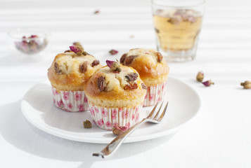 Muffin, mini cake, cupcake  with a rose buds tea 